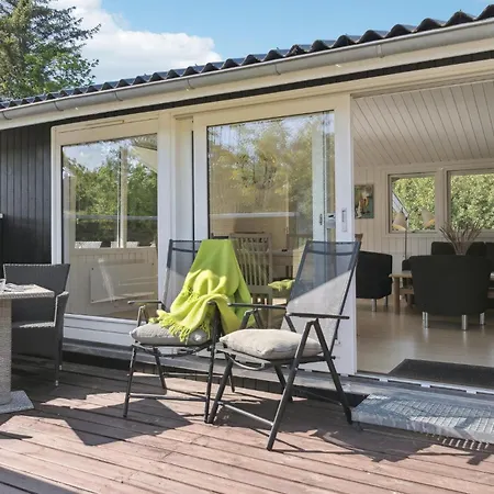 3 Bedroom Beautiful In Ferienhaus